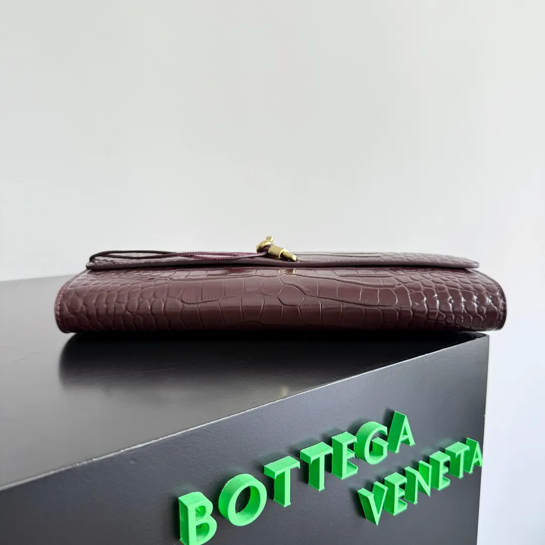 The batch of 1420 BV Andiamo evening handbags has been heavily planted again~ The designer aesthetics in the era of economic downturn are back. I fall in love with it at first sight and can't put it down. It's so beautiful and full of aura. The shape and texture are very competitive. It is light in weight and has sufficient capacity. It is a must-have for fashion people. It is suitable for many occasions, minimalist, high-end and light luxury. Style number: 741511 Size: 31*13*3cm